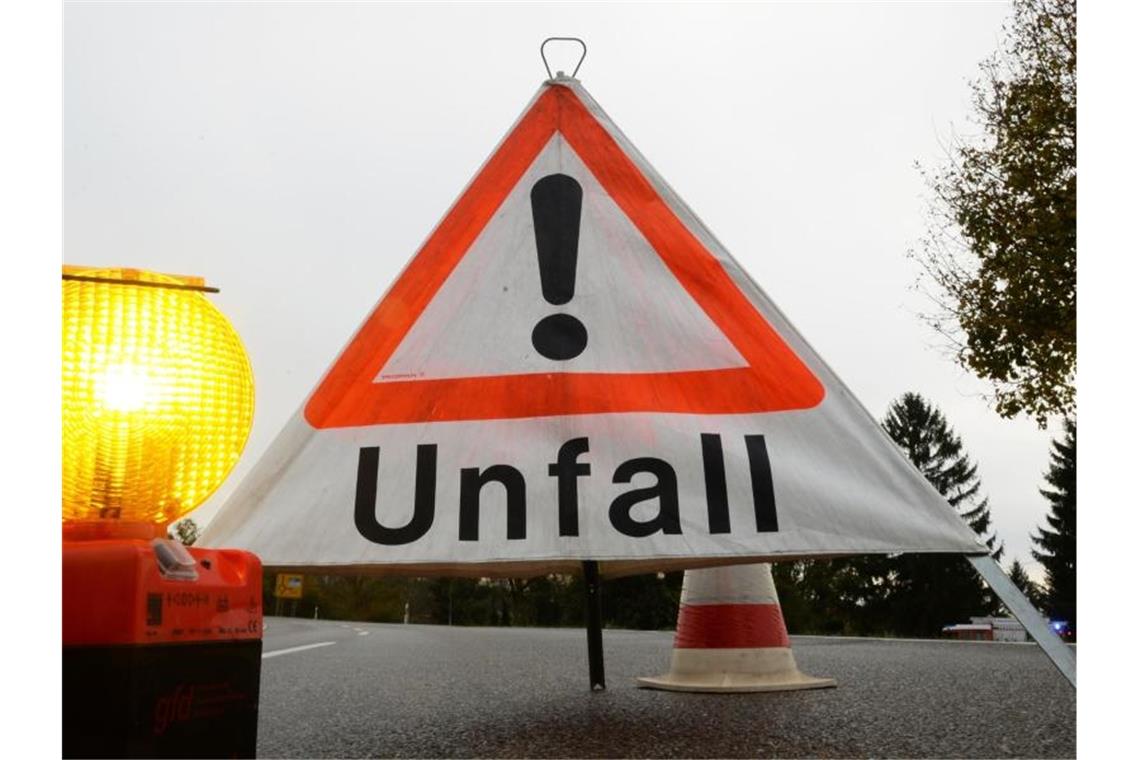 Autofahrer rast auf Kontrahenten zu und verletzt sich schwer Ein Warndreieck mit der Aufschrift „Unfall“. Foto: Patrick Seeger/Archivbild