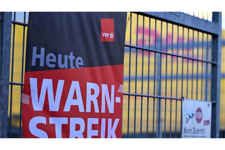 Ein Warnstreik-Plakat an einer DHL-Zustellbasis Ende Januar - an anderen Standorten des Bonner Logistikers wird nun erneut gestreikt.