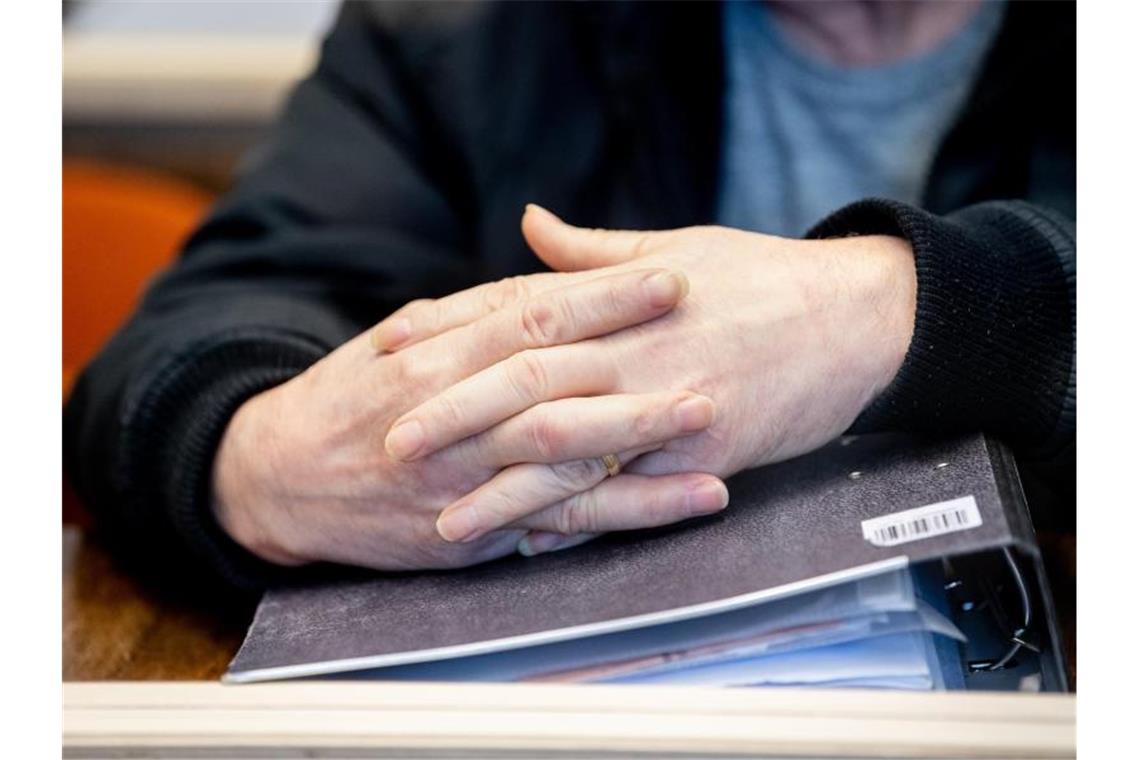 Mord oder Suizid? Angeklagter bestreitet Tötung von Ehefrau Ein wegen Mordes angeklagter Mann soll seine Ehefrau nach 17 gemeinsamen Jahren und nach der Trennung mit einem Kopfschuss getötet haben. Foto: Matthias Balk/dpa