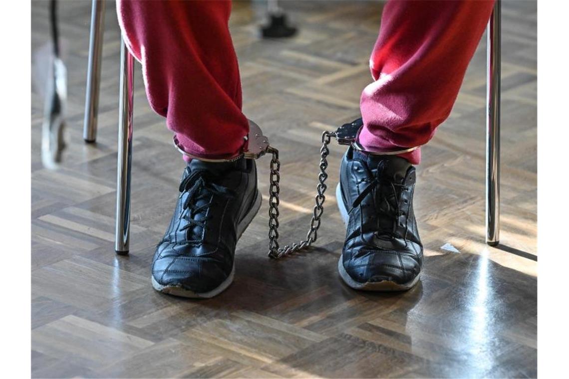 Ein wegen Mordes Angeklagter sitzt auf der Anklagebank im Gerichtssaal. Foto: Felix Kästle/dpa/Archiv