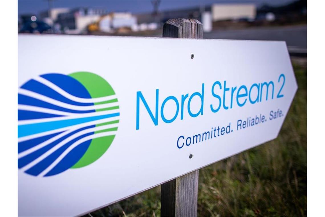 Verlegearbeiten für Nord Stream 2 in Dänemark bis Ende April Ein Wegweiser steht vor der Erdgasempfangsstation der Ostseepipeline Nord Stream. Foto: Jens Büttner/dpa-Zentralbild/dpa