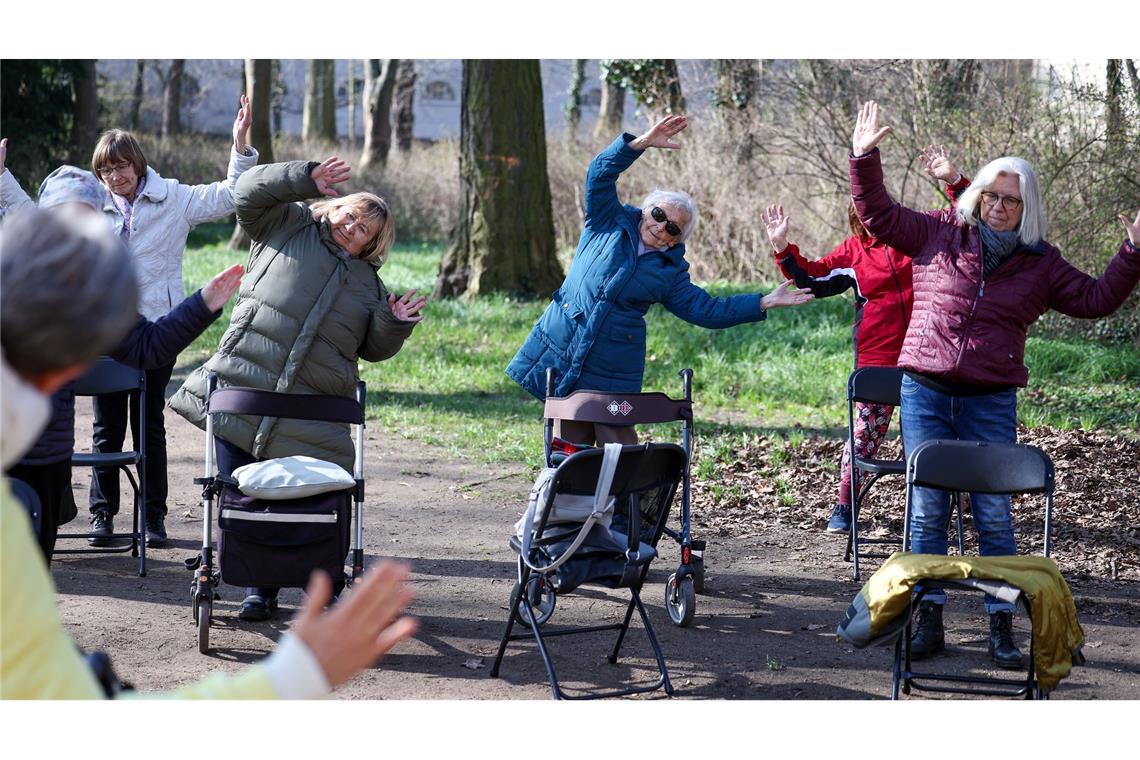 Ein wenig geht immer: Seniorinnen beim Rollator-Yoga im Schlosspark Köthen (Sachsen-Anhalt). (Archivbild)