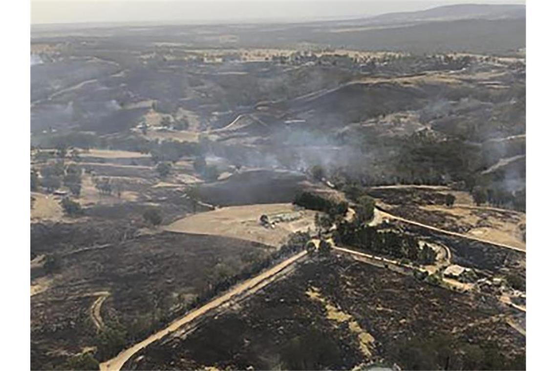 Tausende fliehen vor Feuern in Australien Ein Wildfeuer hat weite Flächen verbrannten Landes hinterlassen. Foto: Glen Morey/Glen Morey/dpa