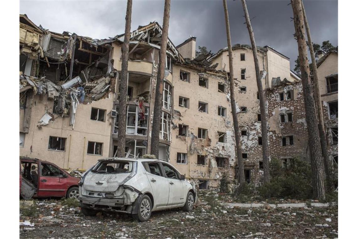 Krieg in der Ukraine: Die Nacht im Überblick Ein Wohnhaus 26 Kilometer westlich von Kiew ist nach einem Beschuss völlig zerstört. Foto: Oleksandr Ratushniak/AP/dpa
