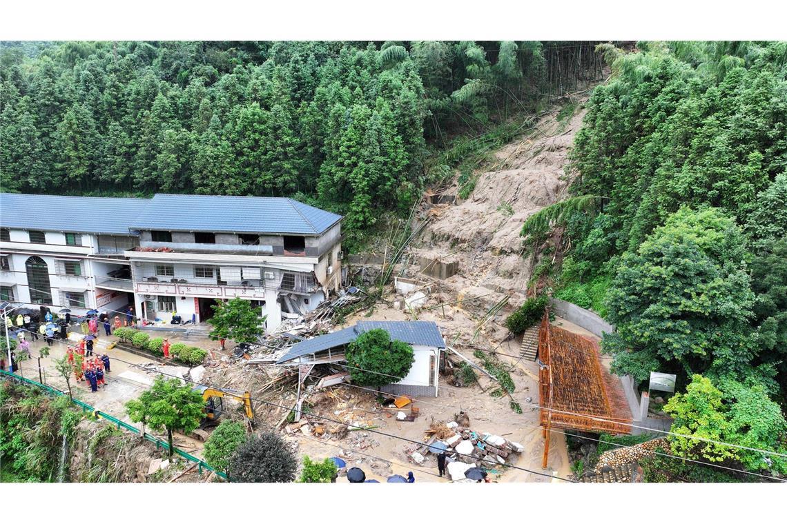 Ein Wohnhaus wurde durch einen Erdrutsch im Dorf Yuelin in der zentralchinesischen Provinz Hunan mitgerissen.