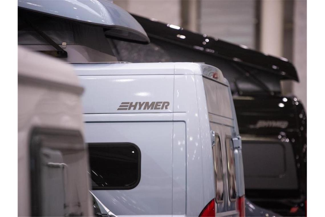 Ein Wohnmobil der Marke Hymer steht auf einer Freizeitmesse. Foto: Jonas Walzberg/dpa/Archiv