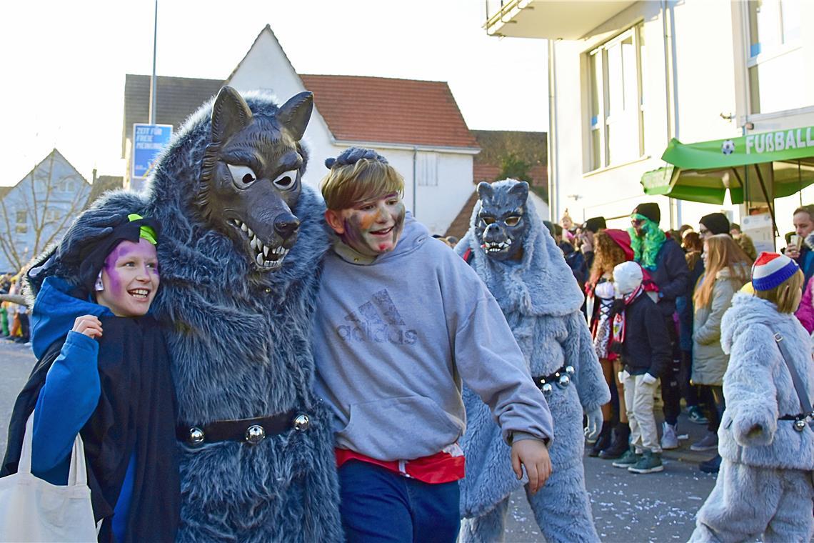 Ein Wolf mit seiner Narrenbeute. Faschingsverein Burgstetten: Faschingsumzug dur...