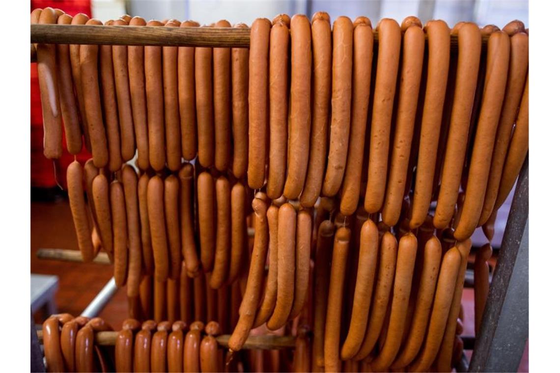 Wursterzeuger darf weiter Fremdpersonal beschäftigen Ein Wursthersteller ist nach Einschätzung des Finanzgerichts Hamburg kein Betrieb der Fleischwirtschaft und unterliegt deswegen nicht dem seit Januar geltenden Fremdpersonalverbot in der Branche. Foto: Jens Büttner/dpa-Zentralbild/dpa