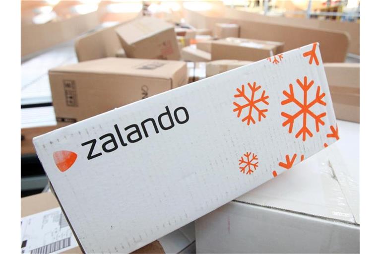 Ein Zalando-Paket liegt auf einem Förderband. Der Online-Händler will mehr Wert auf Nachhaltigkeit legen. Foto: Bodo Marks/dpa