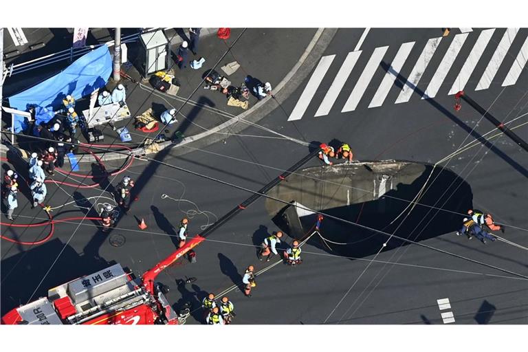 Ein zehn Meter breites und sechs Meter tiefes Erdloch hat sich in der Nähe von Tokio auf einer Kreuzung geöffnet.