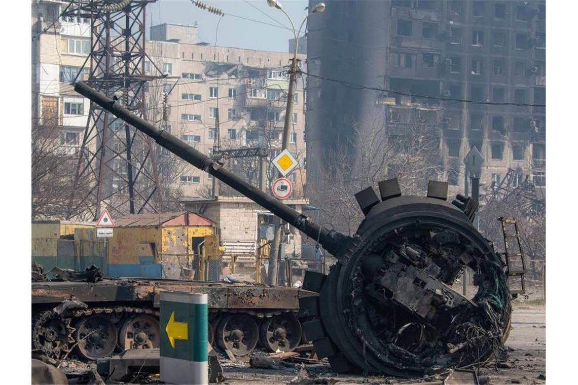 Krieg gegen die Ukraine: So ist die Lage Ein zerstörter Panzer, der wahrscheinlich den russischen/pro-russischen Kräften gehört, inmitten von Trümmern im Norden der belagerten Hafenstadt Mariupol. Foto: Maximilian Clarke/SOPA Images via ZUMA Press Wire/dpa