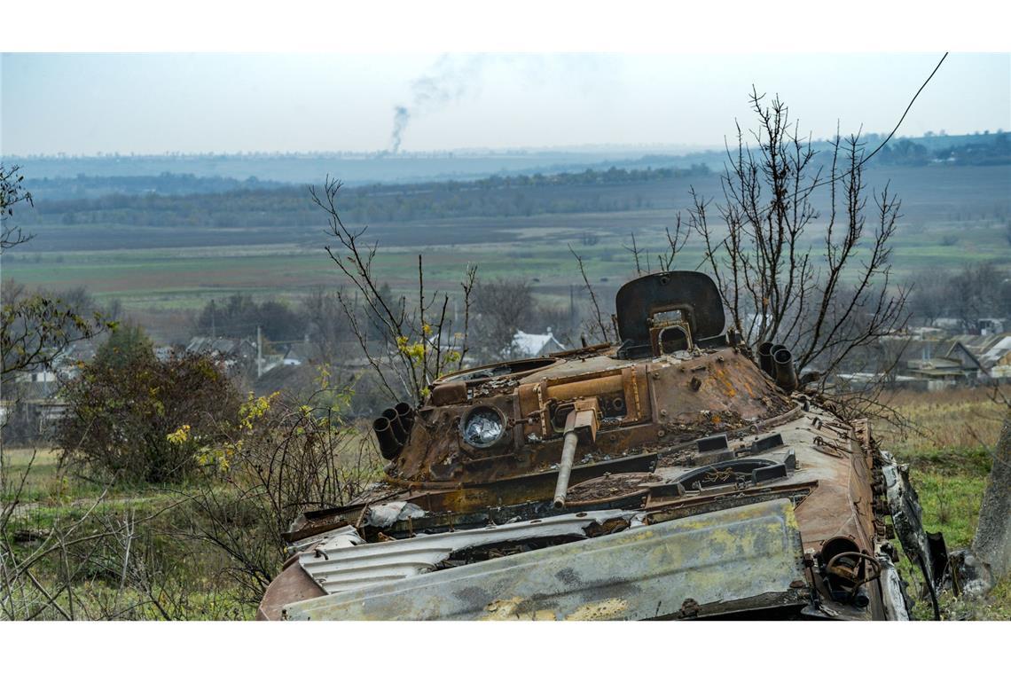 Ein zerstörter russischer Panzer steht am Rand von Iwaniwka. Den Toten des Krieges in der Ukraine setzt Lisa Weedas Roman „Tanz, tanz, Revolution“  ein Mahnmal.