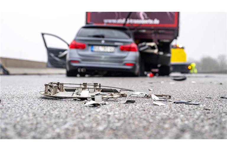 Ein zerstörtes Fahrzeug steht nach einem Unfall auf der Autobahn A3. (Archivbild)