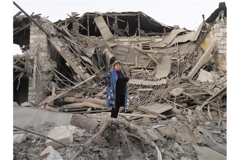 Ein zerstörtes Haus in Stepanakert in der umkämpften Region Berg-Karabach. Foto: Uncredited/AP/dpa