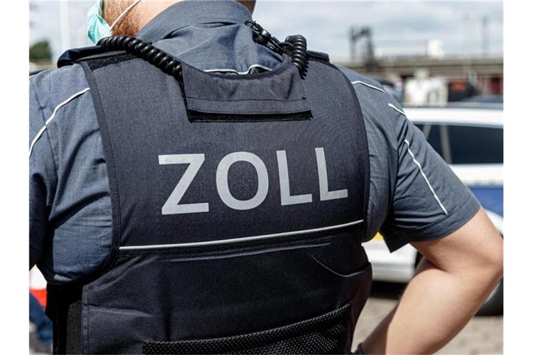 Ein Zoll-Beamter trägt während seines Dienstes eine Schutzweste. Foto: Markus Scholz/dpa/Symbolbild