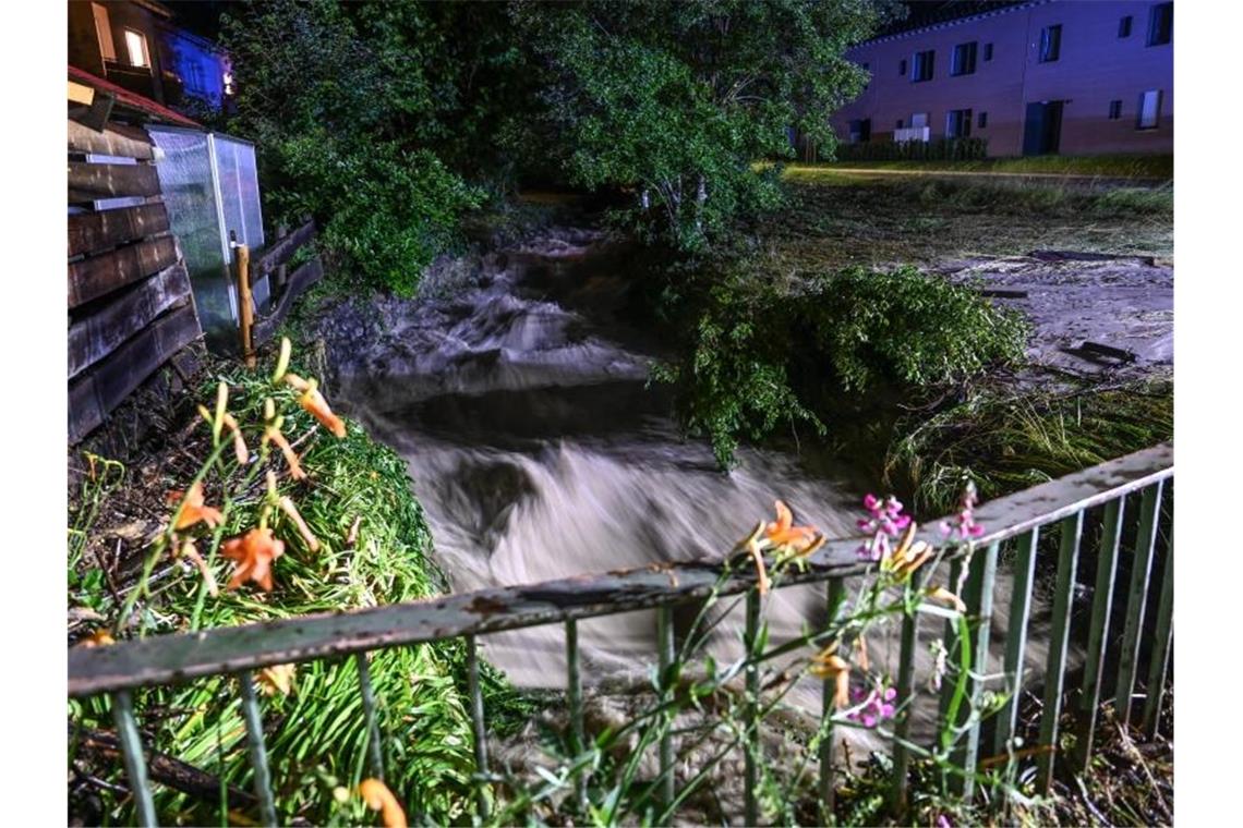 Ein Zufluss zur Argen führt Hochwasser. Foto: Felix Kästle/dpa