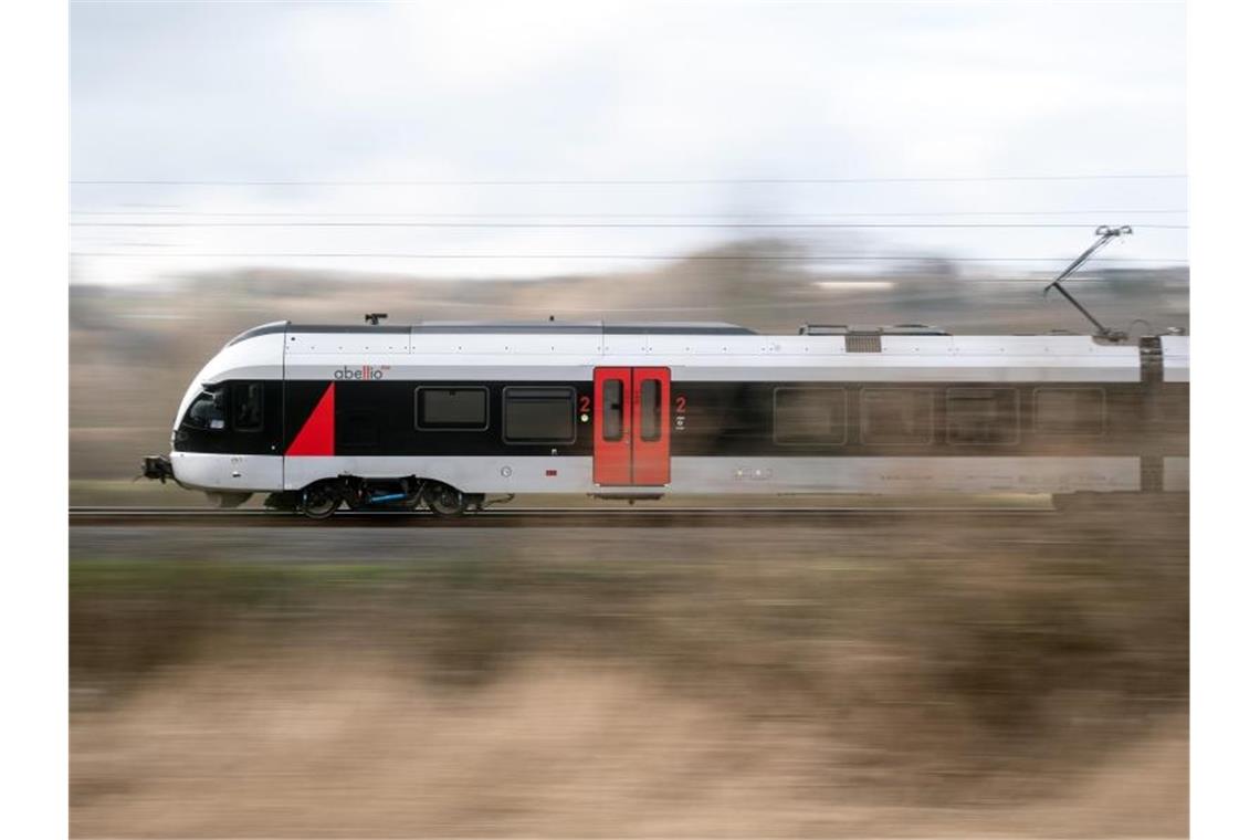 Ein Zug des Anbieters Abellio fährt auf seinem Gleis. Foto: Bernd Thissen/dpa/Archivbild