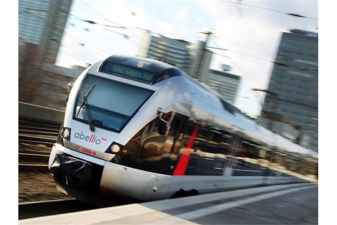 Ein Zug des mittlerweile insolventen Bahnbetreibers Abellio fährt aus einem Bahnhof. Foto: picture alliance/Roland Weihrauch/dpa/Archivbild