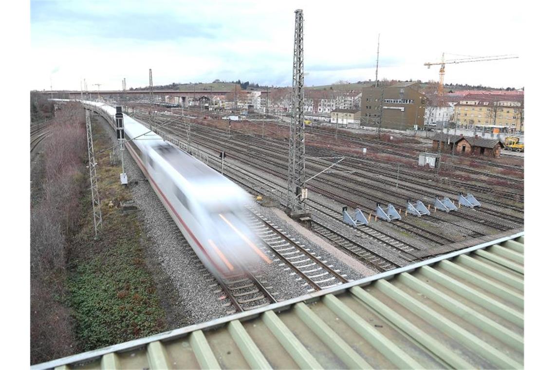 Güter, Lärm und Eidechsen: Streit über S21 bei Erörterung Ein Zug fährt auf Gleisen am zukünftigen Abstellbahnhof Untertürkheim vorbei. Foto: Sebastian Gollnow/dpa