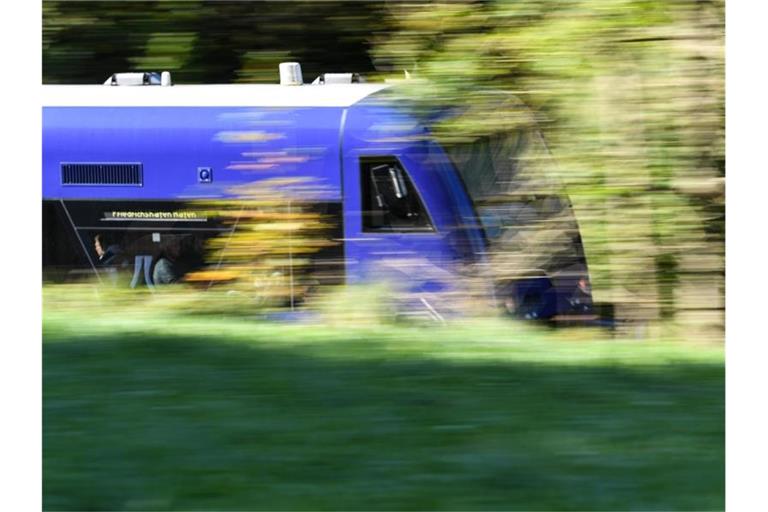 Ein Zug fährt durch eine Landschaft in Baden-Württemberg. Foto: Felix Kästle/dpa/Symbolbild