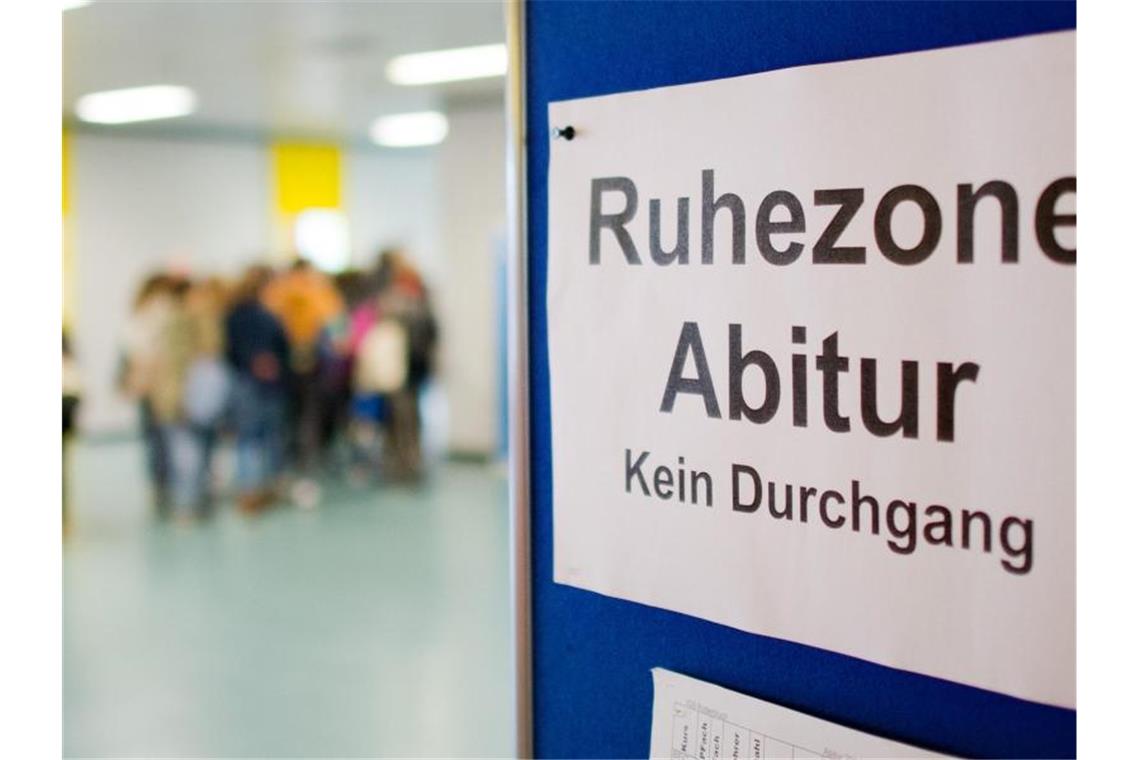 Abi-Chaos vorerst abgewendet - Prüfungen sollen stattfinden Eine Absage der Abiturprüfungen wird es nun möglicherweise in Schleswig-Holsten doch nicht geben. Foto: Julian Stratenschulte/dpa