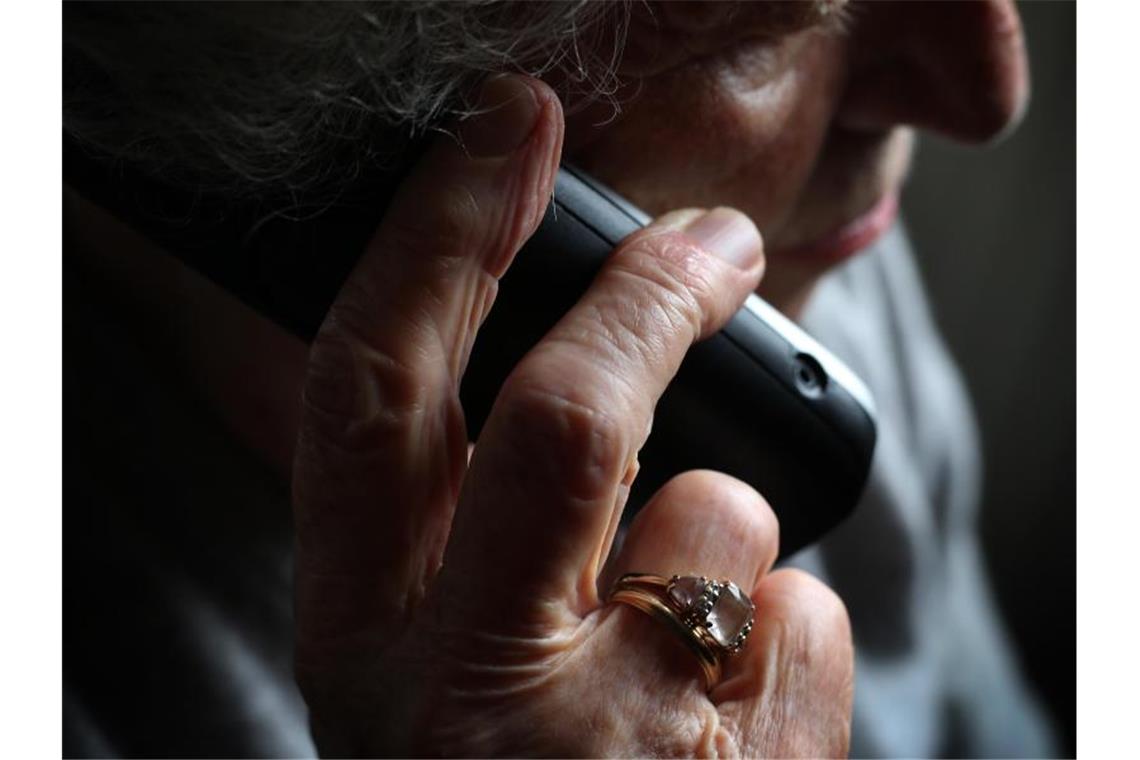 Enkeltrick: Haftbefehl gegen sechs Verdächtige Eine ältere Frau telefoniert mit einem schnurlosen Festnetztelefon. Foto: Karl-Josef Hildenbrand/dpa/Symbolbild