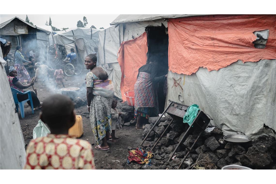 Eine Alltagssituation aus dem Osten der Demokratischen Republik Kongo: In einem Lager für Binnenvertriebene bereiten Menschen ihre Mahlzeit zu.