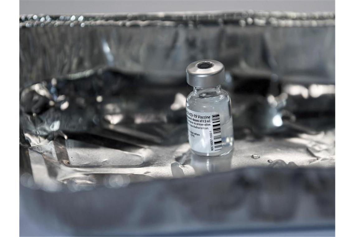 EU-Kommission gibt grünes Licht für ersten Corona-Impfstoff Eine Ampulle des Pfizer-BioNTech COVID-19-Impfstoffs steht in einer Schale im NHS Louisa Jordan Hospital in Glasgow. Foto: Jeff J Mitchell/Pool Getty/dpa