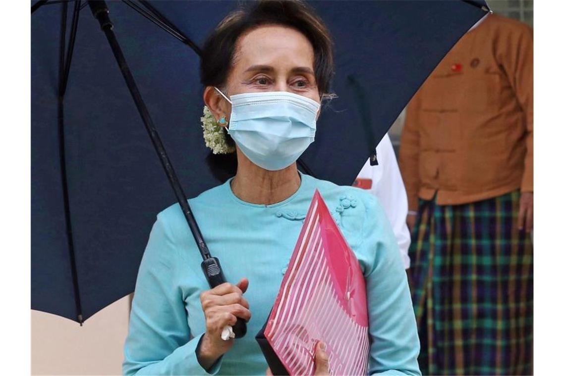 Aung San Suu Kyi darf erstmals mit Anwältin sprechen Eine Anwältin aus dem Verteidigungsteam von Aung San Suu Kyis hat erstmals seit dem Putsch in Myanmar per Videoschalte Zugang zu der festgesetzten Politikerin erhalten. (Archivbild). Foto: Aung Shine Oo/AP/dpa
