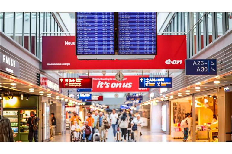 Eine Anzeigentafel im Flughafen Düsseldorf. Am Wochenende landeten hier viele Reisende nach ihrem Sommerurlaub.