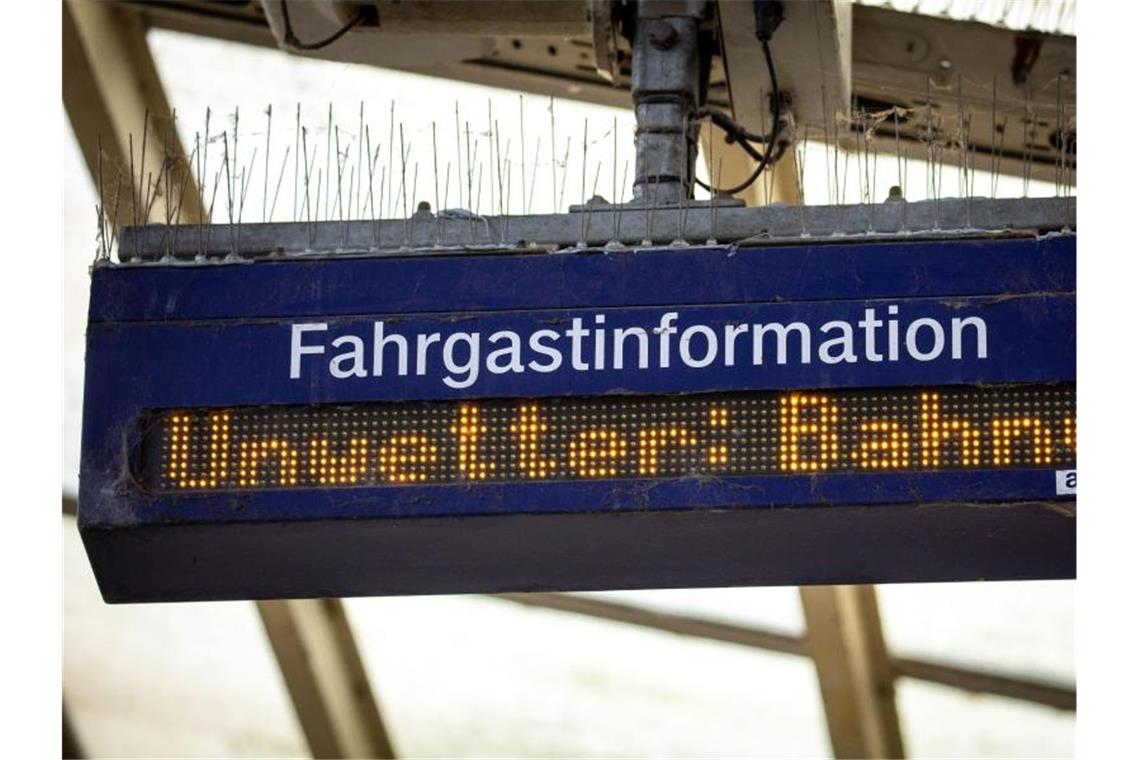 Eine Anzeigetafel informiert über durch den Sturm verursachte Zugausfälle und Verspätungen. Foto: Jens Büttner/dpa-Zentralbild/dpa/Symbolbild