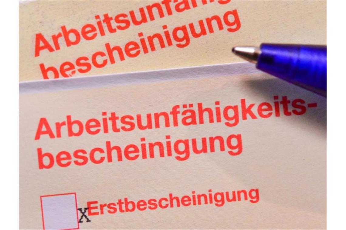 Krankschreibungen 2021 offenbar deutlich gesunken Eine Arbeitsunfähigkeitsbescheinigung. Foto: Patrick Pleul/zb/dpa