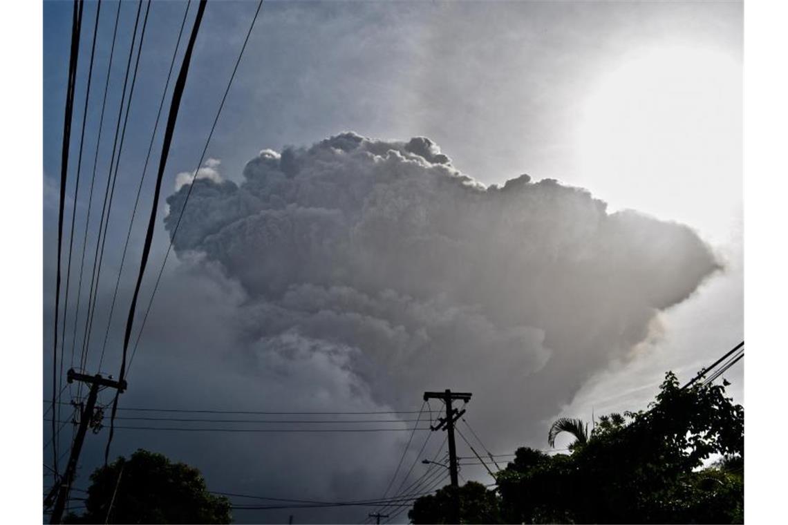 Vulkan auf St. Vincent in der Karibik ausgebrochen Eine Aschewolke steigt auf nachdem der Vulkan La Soufriere auf der östlichen Karibikinsel St. Vincent ausbricht. Foto: Kepa Diez Ara/AP/dpa
