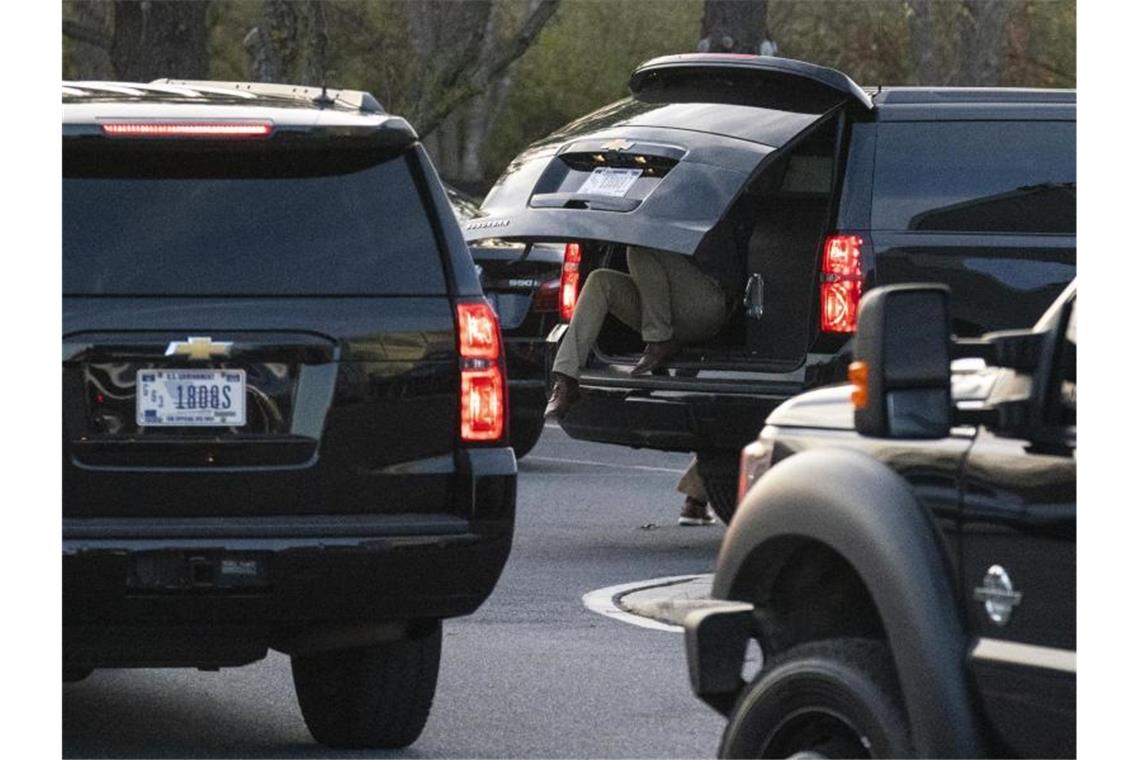 Biden nominiert Ex-Fed-Chefin Yellen als US-Finanzministerin Eine Autokolonne mit Joe Biden an Bord trifft bei Orthopädie-Spezialisten in Delaware ein. Biden hat sich beim Spielen mit seinem Schäferhund eine leichte Verletzung zugezogen. Foto: Carolyn Kaster/AP/dpa