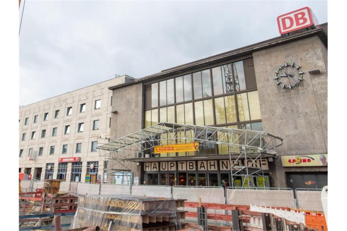 Bahn sagt Neubau des Hauptbahnhofs in Ulm ab: Stadt kämpft Eine Baugrube vor dem Hauptbahnhof Ulm. Foto: Stefan Puchner/dpa/Archivbild