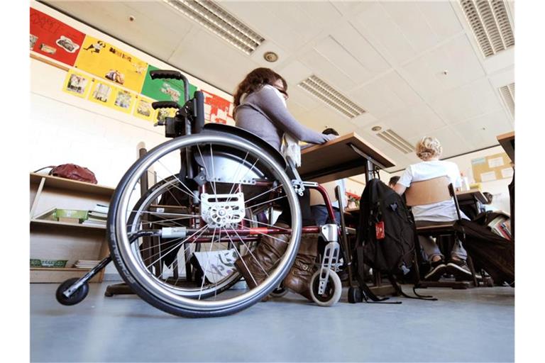 Eine behinderte Schülerin sitzt in ihrem Rollstuhl im Klassenraum einer Integrierten Schule. Foto: Holger Hollemann/Archiv