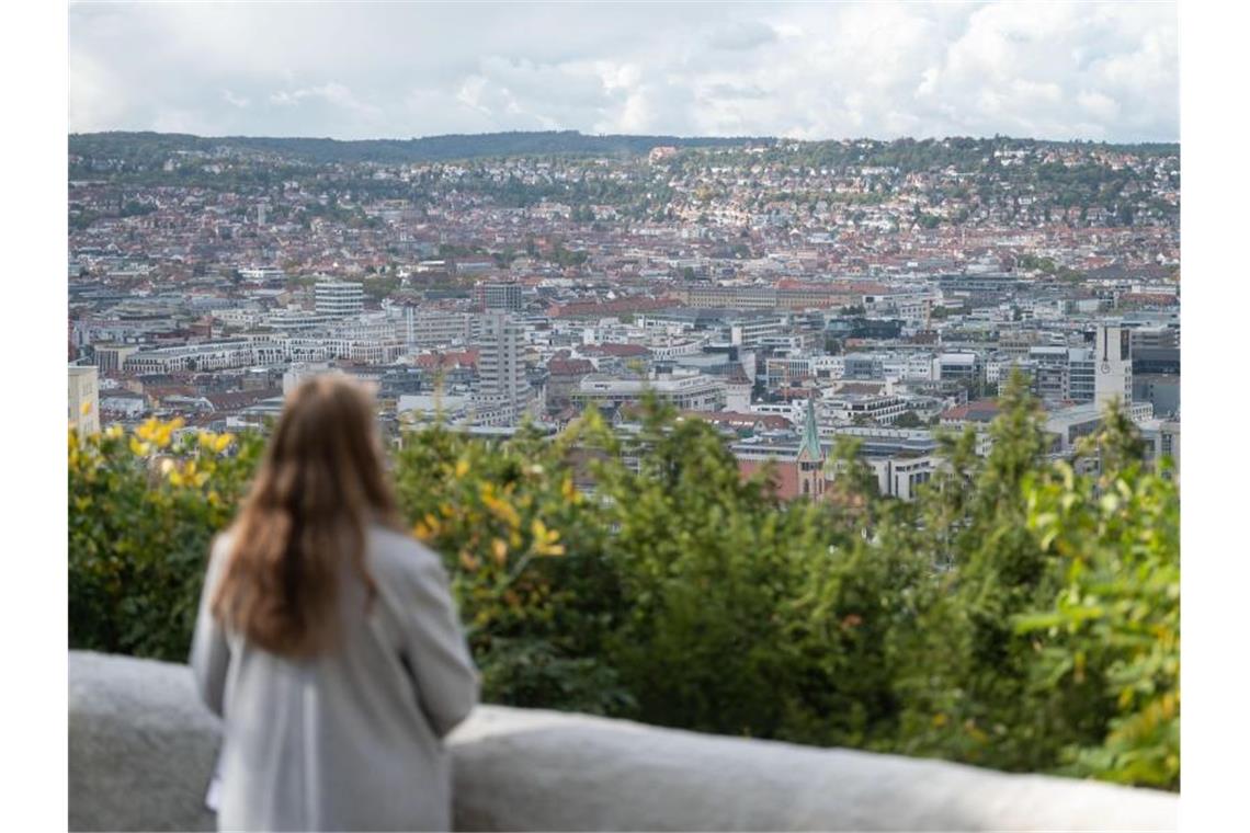 Eine Besucherin ber der Einweihung des Aussichtspunkts Heinrich-Heine-Höhe. Foto: Marijan Murat/dpa