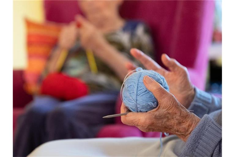 Eine Bewohnerin strickt in einem Seniorenheim. Foto: Bernd Weißbrod/dpa/Symbolbild