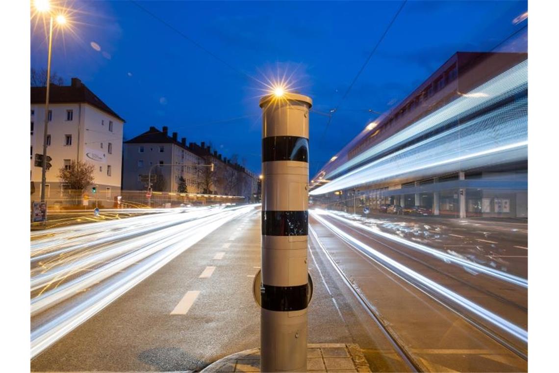 StVO-Probleme: Unionsminister wirft Grünen Blockade vor Eine Blitzsäule mit kombinierter Überwachung von Rotlicht und Geschwindigkeit an einer Ampelkreuzung. Foto: Daniel Karmann/dpa