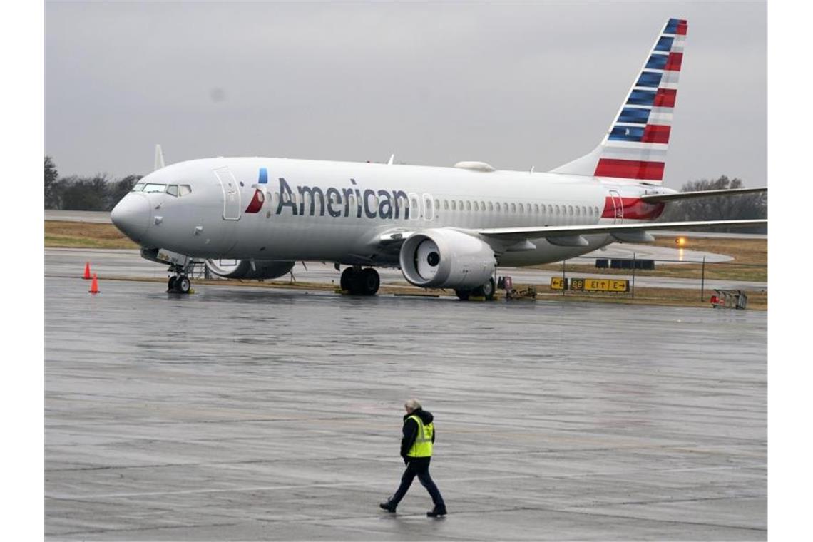 American Airlines setzt Boeing 737 Max wieder ein Eine Boeing 737 Max der American Airlines ist in einer Wartungseinrichtung in Tulsa abgestellt. Foto: Lm Otero/AP/dpa
