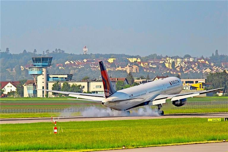 Eine Boeing 767 von Delta – dieses Bild ist bald Geschichte.Eine Boeing 767 von Delta bei der Landung – dieses Bild wird es nicht mehr geben.