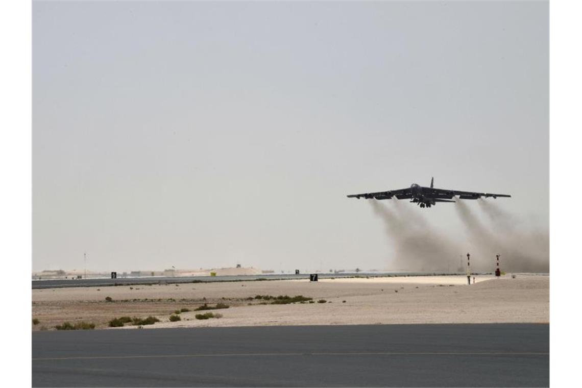 Wachsende Sorge vor Militärkonflikt zwischen USA und Iran Eine Boeing B-52H Stratofortress beim Start von der Al Udeid Air Base in Katar. Foto: Staff Sgt. Ashley Gardner/U.S. Air Force/AP