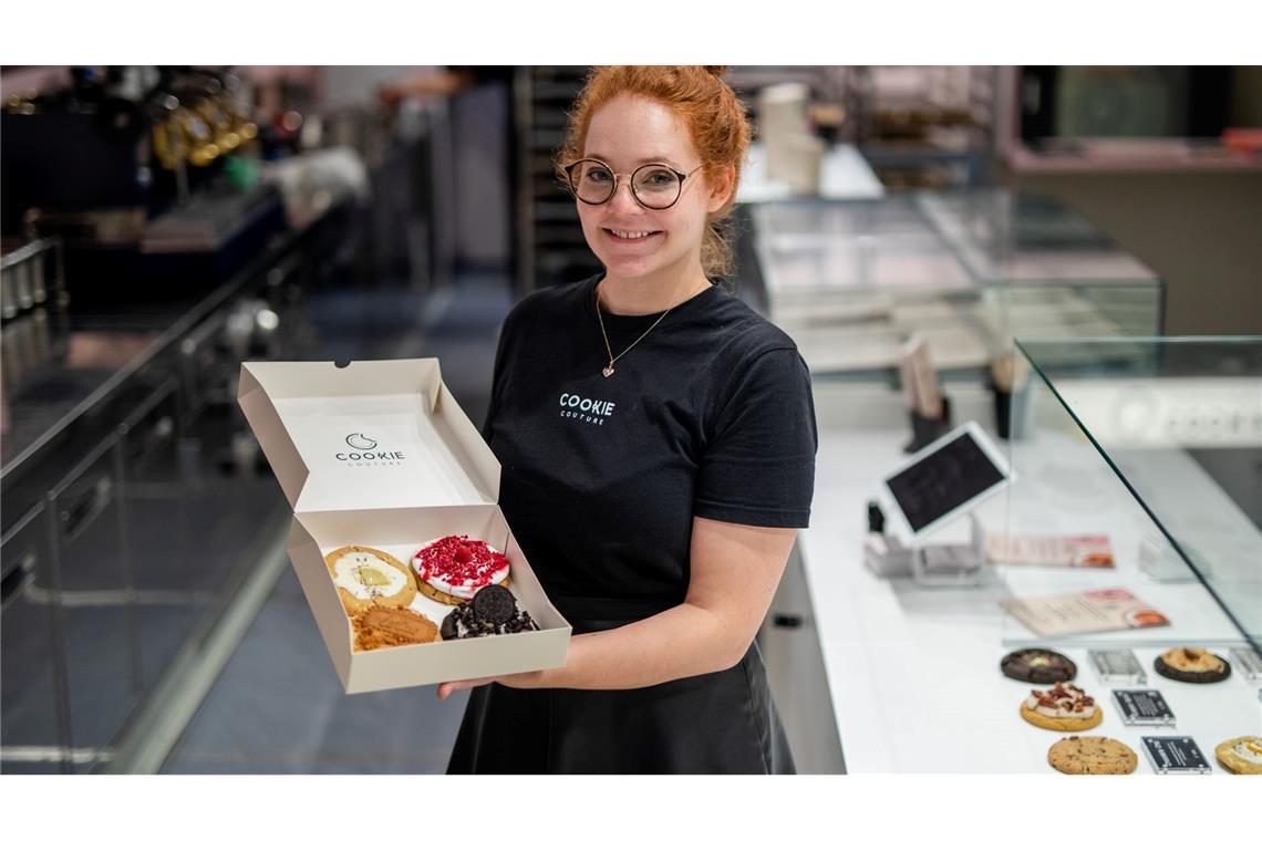 Eine Box mit frisch gebackenen und belegten Cookies präsentiert Mitgründerin Julia Boes.