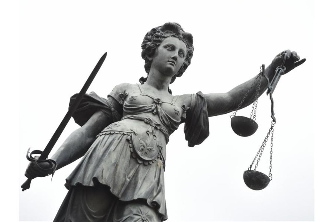 Mit Sektflasche Bekannten erschlagen: Mordprozess Eine Bronzeplastik der römischen Göttin der Gerechtigkeit, Justitia. Foto: picture alliance/dpa/Symbolbild