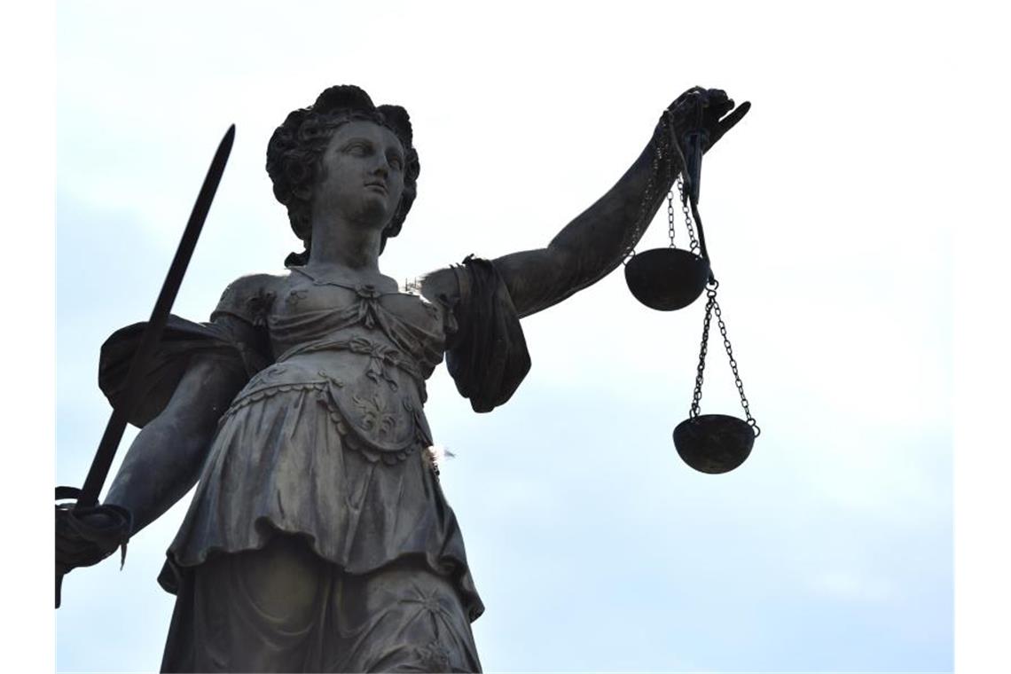 Ältere Frauen in Geschäften bestohlen: Prozess beginnt Eine Bronzestatue der Justitia. Foto: picture alliance/Arne Dedert/dpa/Symbolbild