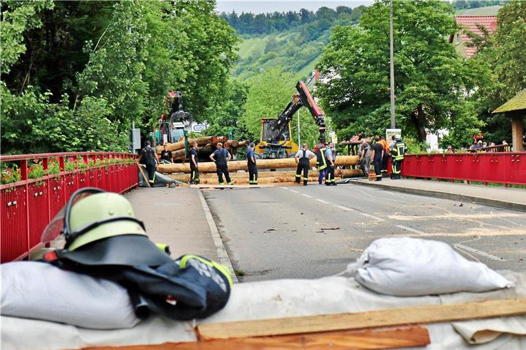 Eine Brücke in Winterbach wird mit Baumstämmen gedämmt. Foto: 7aktuell.de/Kevin Lermer