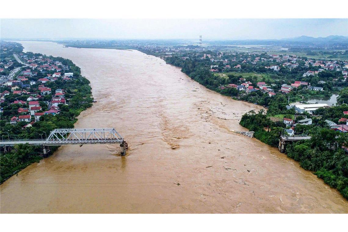 Eine Brücke nördlich von Hanoi stürzte ein.