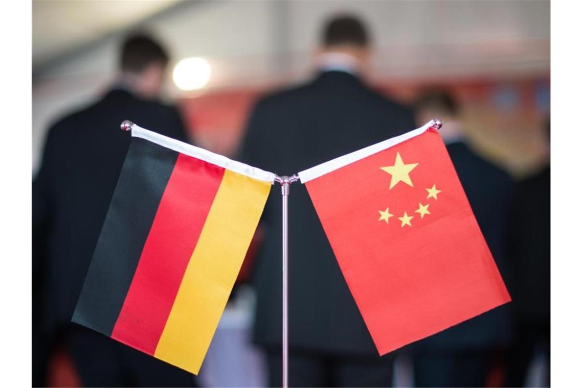 Deutschland zitiert Chinas Botschafter ins Auswärtige Amt Eine chinesische und eine deutsche Flagge bei einem Empfang in Hefei (China). Foto: picture alliance / Ole Spata/dpa