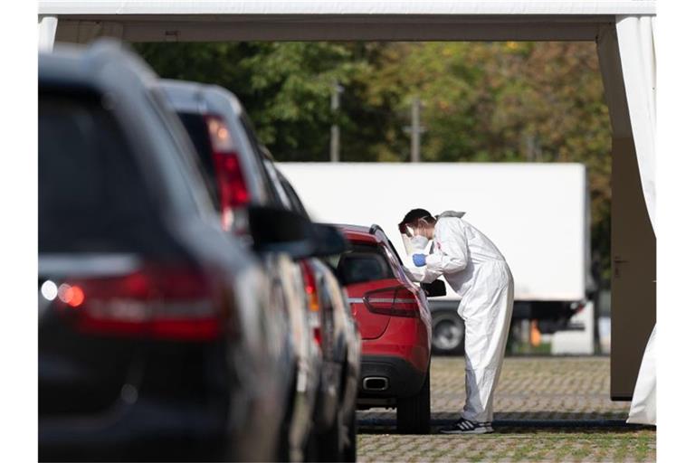 Eine Corona-Abstrichstelle in Stuttgart. Die Stadt hat die wichtige Warnstufe von 50 Neuinfektionen pro 100.000 Einwohner in sieben Tagen überschritten. Foto: Marijan Murat/dpa