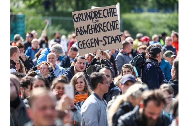 Eine Corona-Protestkundgebung auf dem Cannstatter Wasen. Foto: Christoph Schmidt/dpa/Archivbild